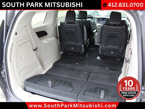 Used 2022 Chrysler Pacifica Touring-L image 17