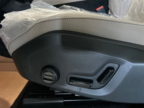 New 2026 Volvo XC90 B6 Plus w/ Protection Package Premier image 11