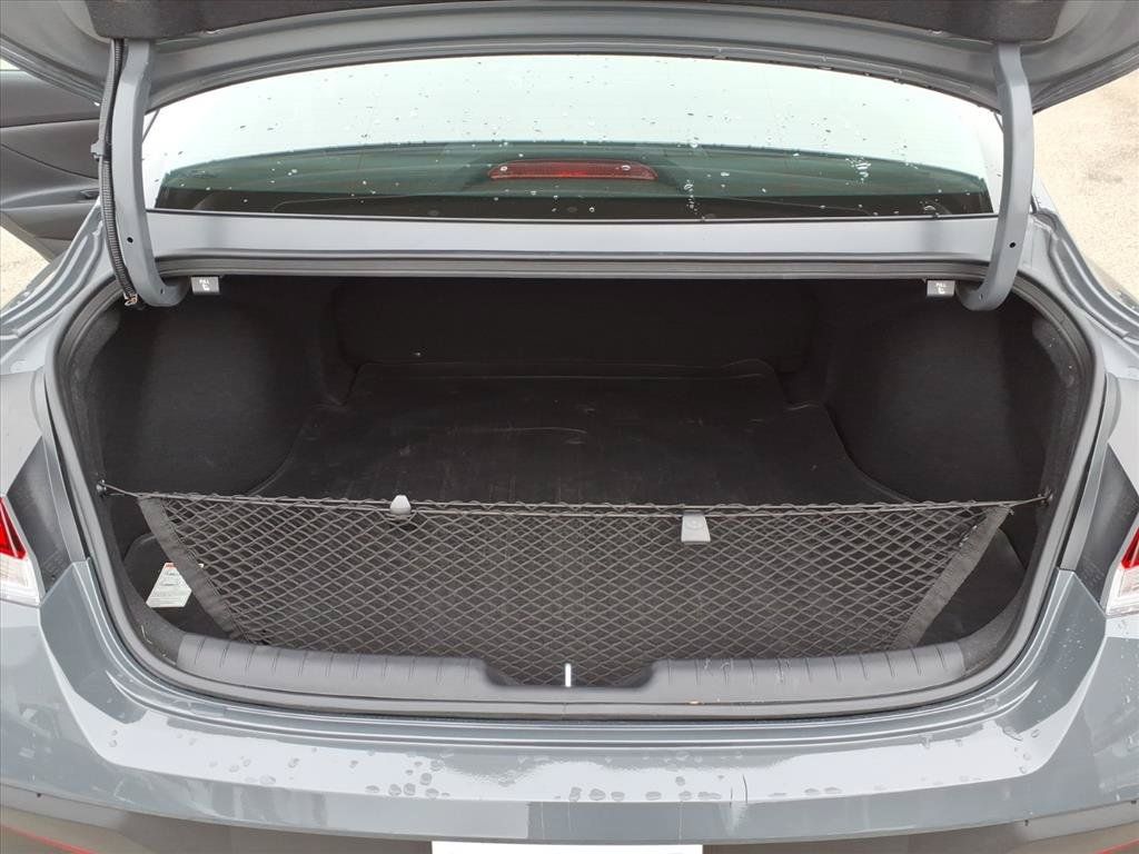 Used 2026 Hyundai Elantra SE FWD image 13