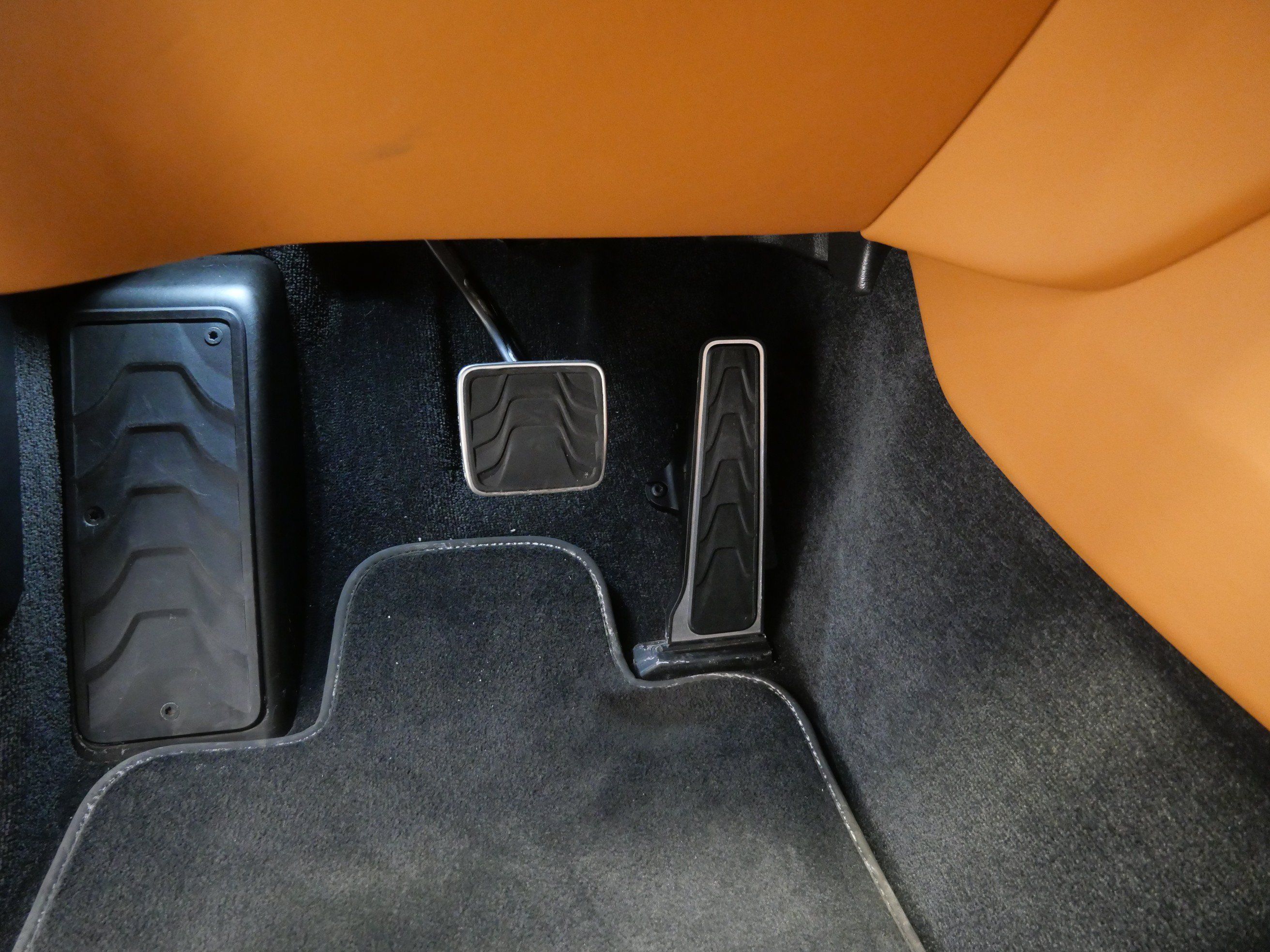 Used 2023 Aston Martin DBX AWD/4WD image 16