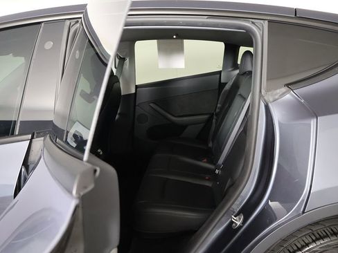 Used 2023 Tesla Model Y AWD image 31