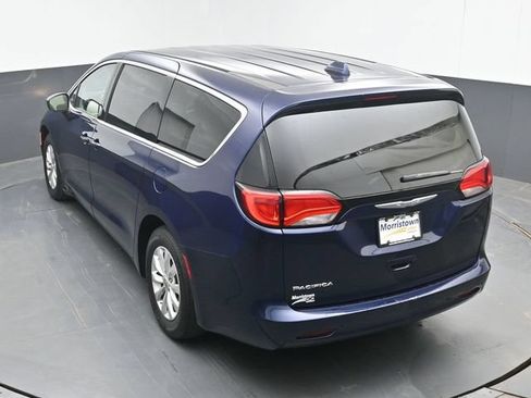 Used 2017 Chrysler Pacifica Touring w/ Tire & Wheel Group FWD image 39