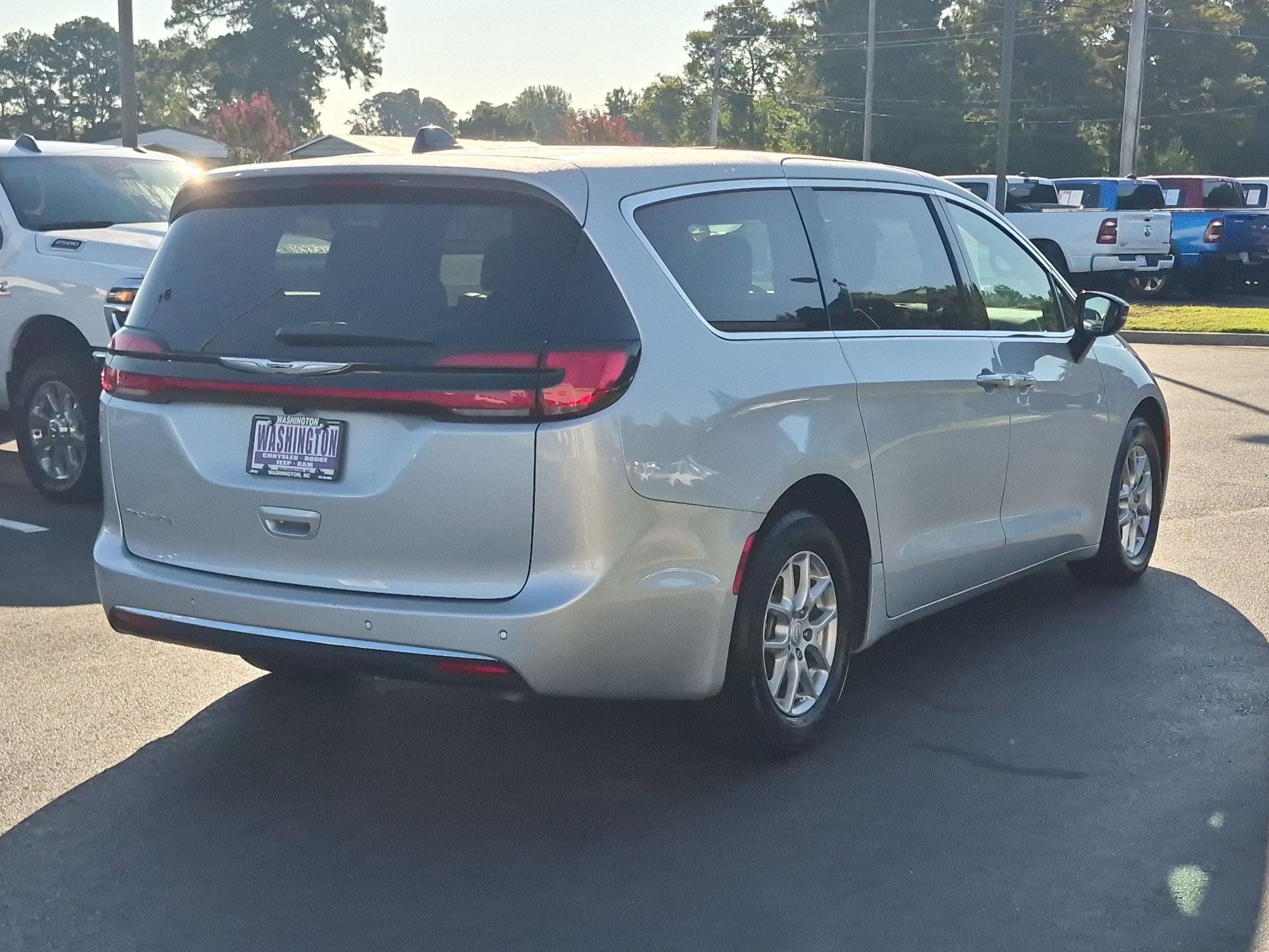 Used 2026 Chrysler Pacifica Select FWD image 3