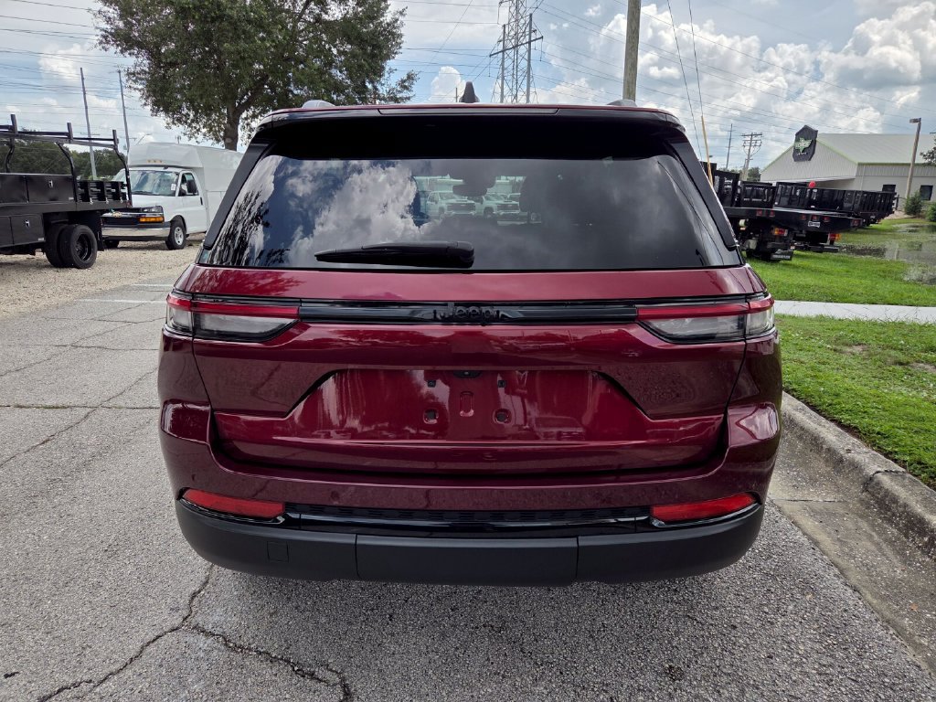 Used 2024 Jeep Grand Cherokee Altitude RWD image 10