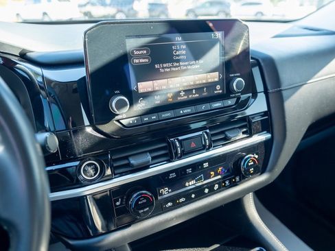 Used 2022 Nissan Pathfinder SV image 18