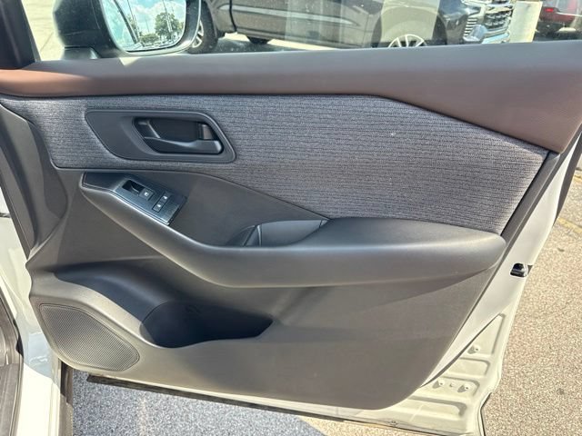 Used 2023 Nissan Rogue S AWD/4WD image 17
