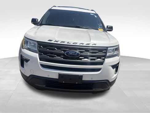 Used 2018 Ford Explorer XLT w/ Equipment Group 202A AWD/4WD image 4