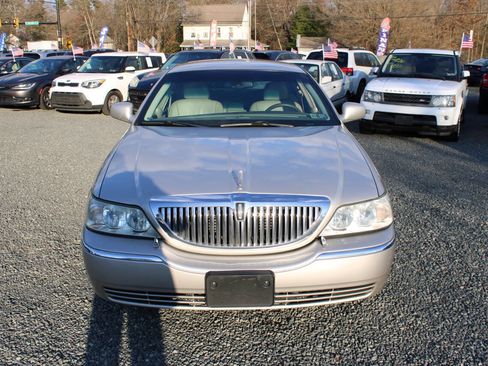 Used 2005 Lincoln Town Car Signature image 3