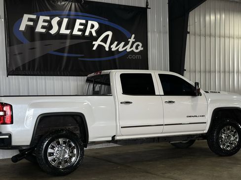 Used 2018 GMC Sierra 2500 Denali w/ Duramax Plus Package AWD/4WD image 2