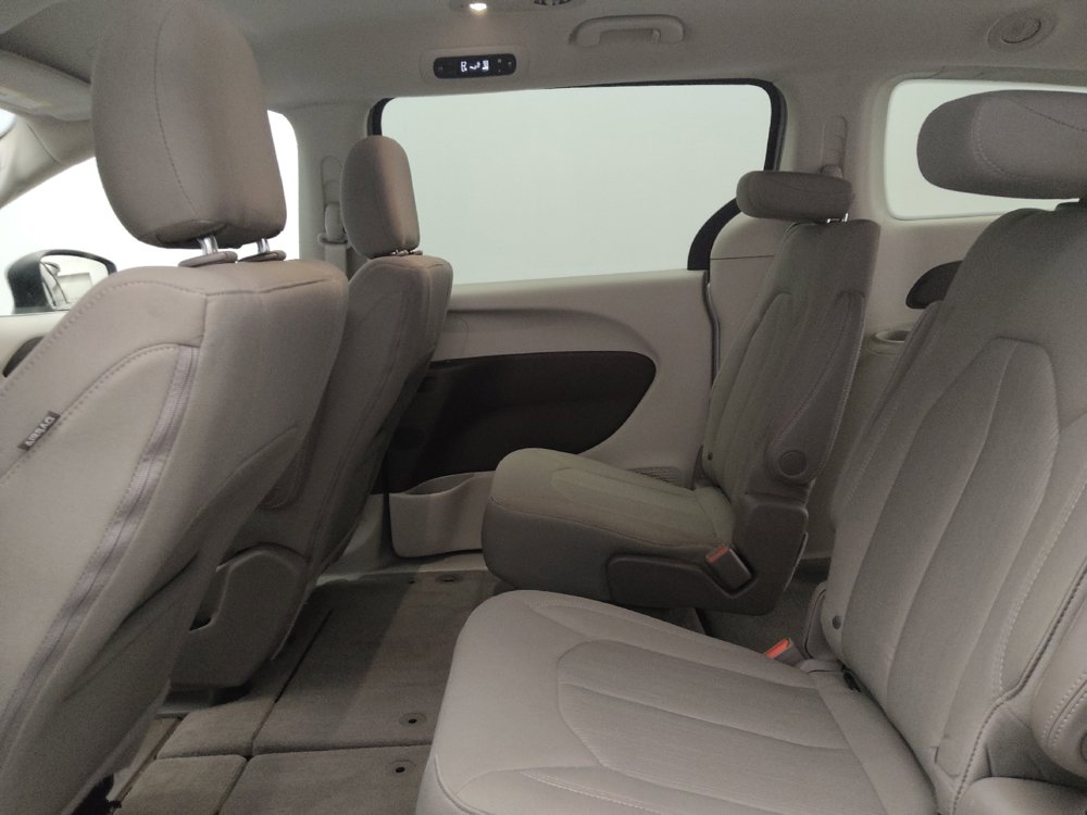 Used 2020 Chrysler Voyager LX FWD image 18