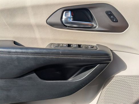 Used 2022 Chrysler Pacifica Touring-L image 28