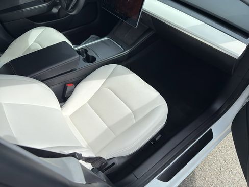 Used 2021 Tesla Model 3 Performance image 18