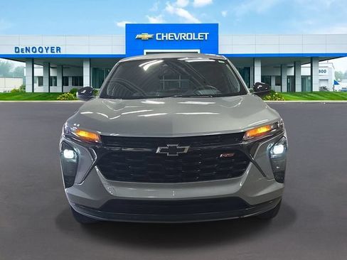 Used 2024 Chevrolet Trax RS w/ Sunroof Package FWD image 2