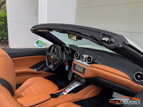 Used 2017 Ferrari California T RWD image 29