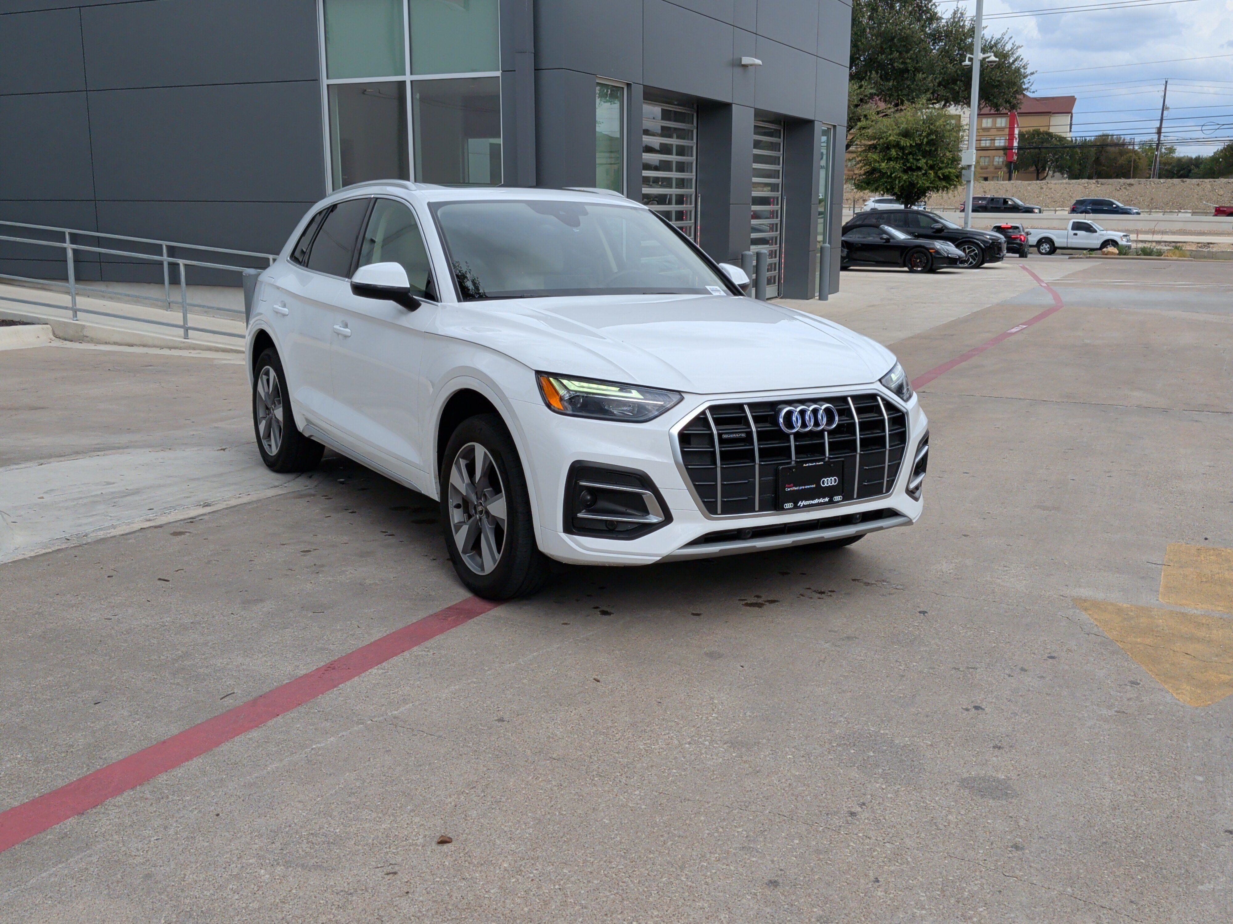 Used 2023 Audi Q5 2.0T Premium w/ Convenience Package AWD/4WD image 2