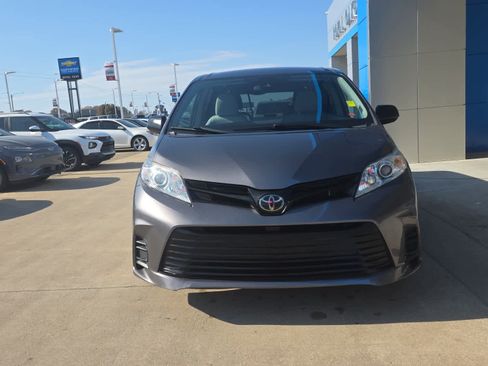 Used 2020 Toyota Sienna L image 4