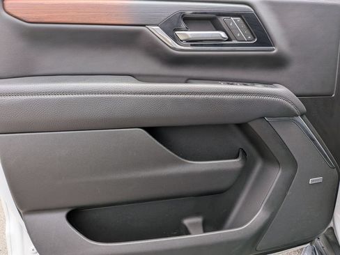Used 2025 GMC Yukon XL Denali AWD/4WD image 11