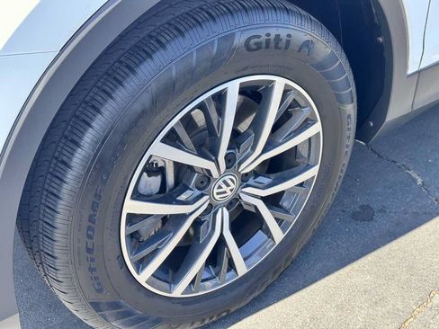 Used 2020 Volkswagen Tiguan SE w/ Panoramic Sunroof Package FWD image 18