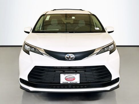 New 2026 Toyota Sienna LE FWD image 2