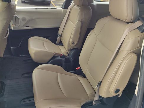 Used 2021 Toyota Sienna XLE image 20
