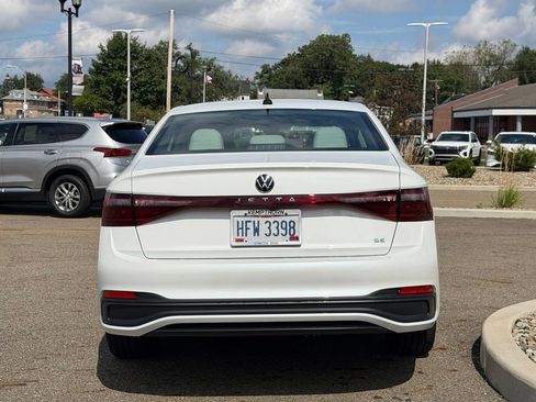 Used 2026 Volkswagen Jetta SE FWD image 4