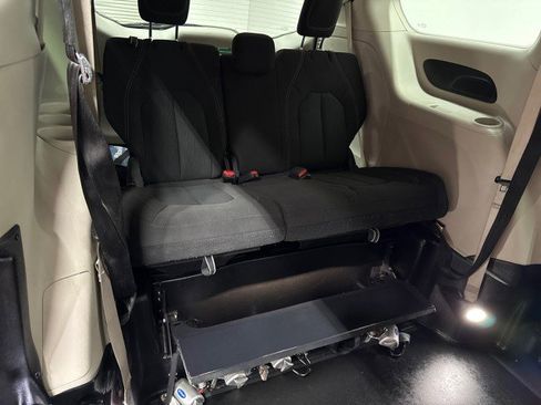 Used 2022 Chrysler Voyager LX image 16