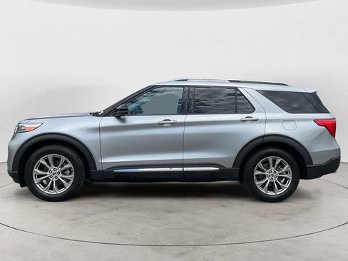 Used 2022 Ford Explorer Limited w/ Equipment Group 301A AWD/4WD image 2