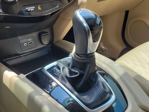Used 2018 Nissan Rogue SV w/ Premium Package FWD image 29