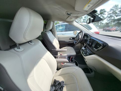Used 2018 Chrysler Pacifica Touring-L Plus FWD image 8