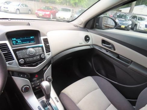 Used 2013 Chevrolet Cruze LS FWD image 19