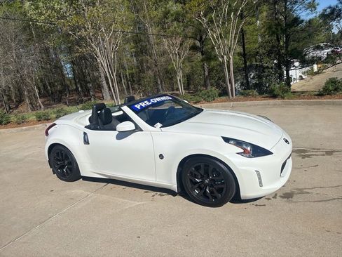 Used 2019 Nissan 370Z Touring image 3