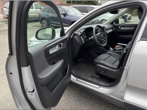 Used 2023 Volvo XC40 B5 Plus w/ Protection Package Premier AWD/4WD image 4