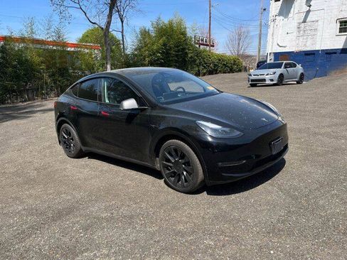 Used 2024 Tesla Model Y Long Range AWD/4WD image 2