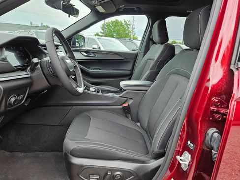 Used 2025 Jeep Grand Cherokee Laredo X w/ Luxury Tech Group I image 14