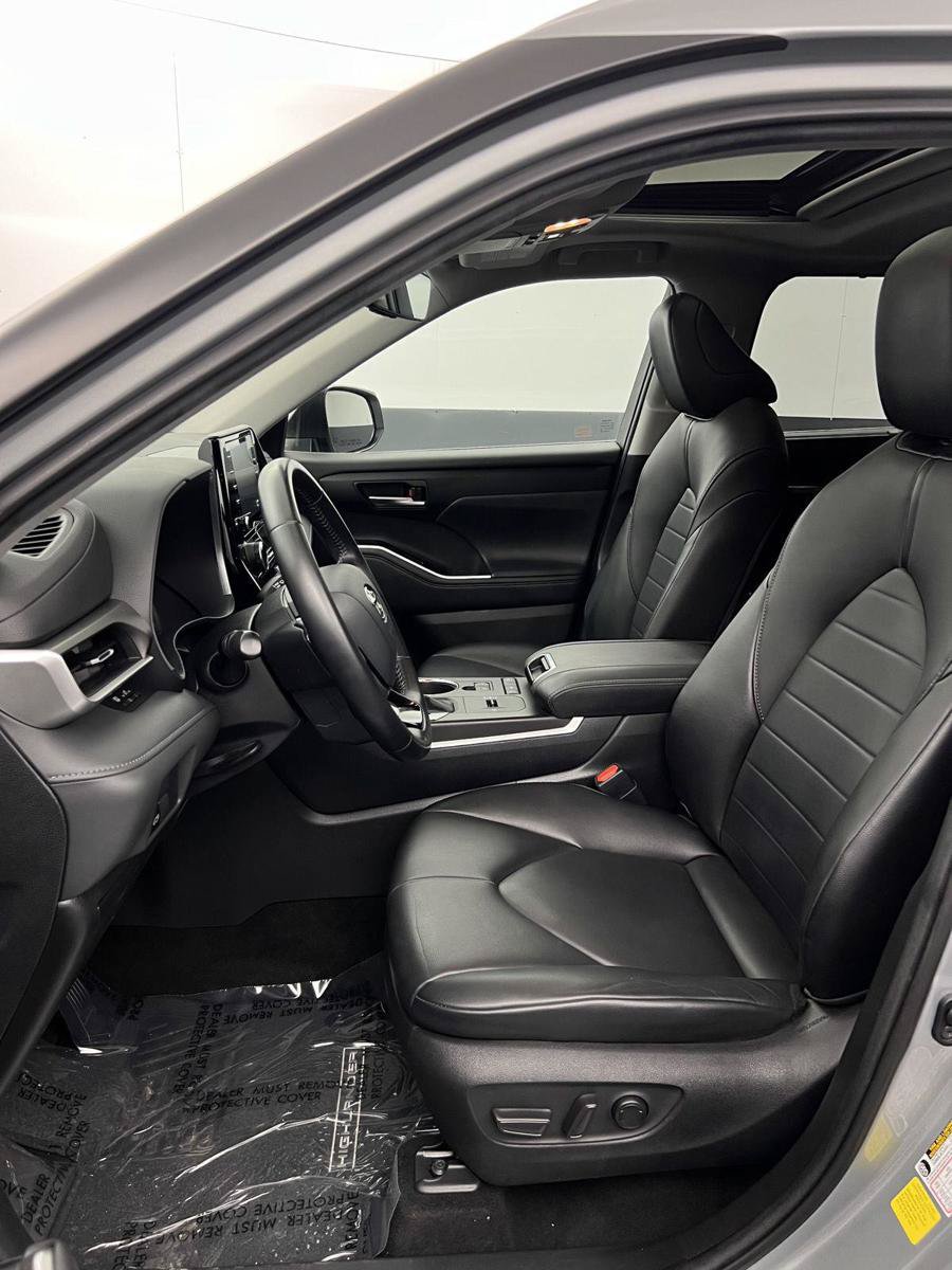 Used 2020 Toyota Highlander XLE FWD image 4