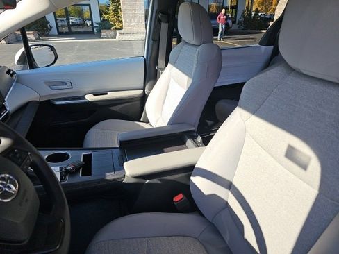 Used 2025 Toyota Sienna LE image 34