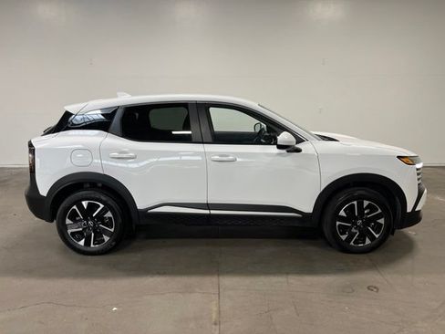 Used 2025 Nissan Kicks SV AWD/4WD image 2