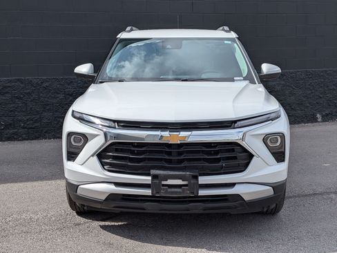 Used 2024 Chevrolet TrailBlazer LT w/ LT Cold Weather Package FWD image 2