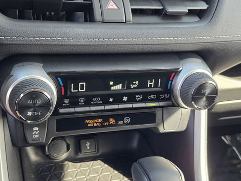 Used 2022 Toyota RAV4 LE AWD/4WD image 18