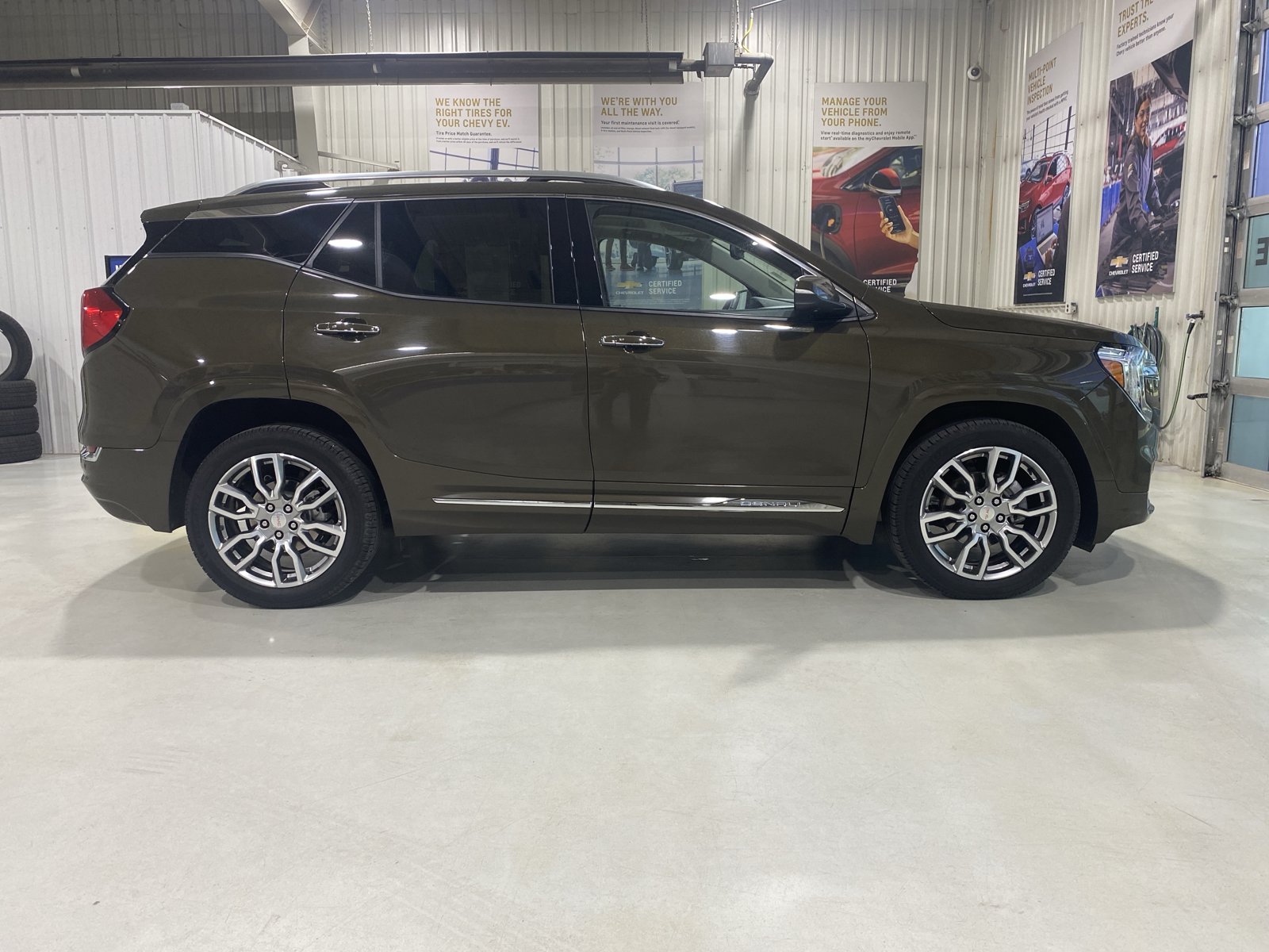 Used 2024 GMC Terrain Denali w/ Denali Premium Package AWD/4WD image 9