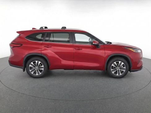 Used 2024 Toyota Highlander XLE AWD/4WD image 6