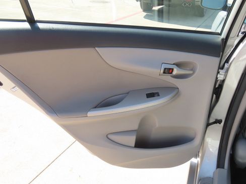 Used 2013 Toyota Corolla LE FWD image 18