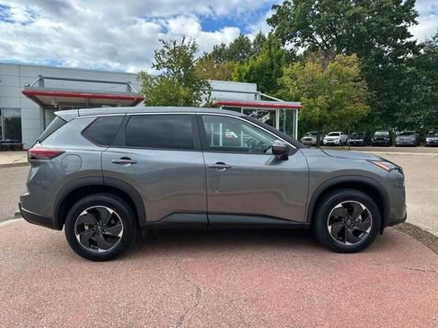 Used 2024 Nissan Rogue SV image 6