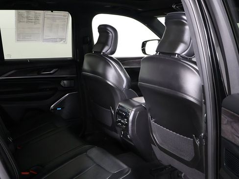 Used 2022 Jeep Grand Cherokee Overland w/ Luxury Tech Group IV image 33