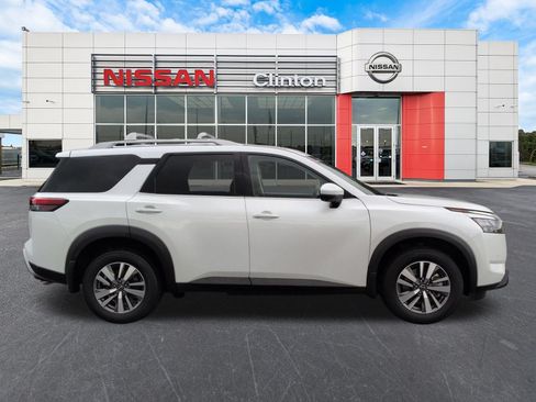 Used 2025 Nissan Pathfinder SL AWD/4WD image 2