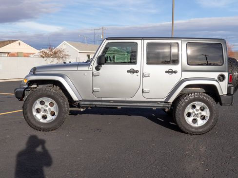 Used 2014 Jeep Wrangler Unlimited Sahara w/ Connectivity Group AWD/4WD image 7