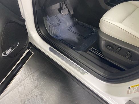 Used 2024 Buick Envision Avenir image 25