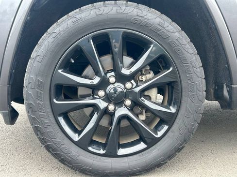 Used 2018 Jeep Grand Cherokee Altitude AWD/4WD image 11