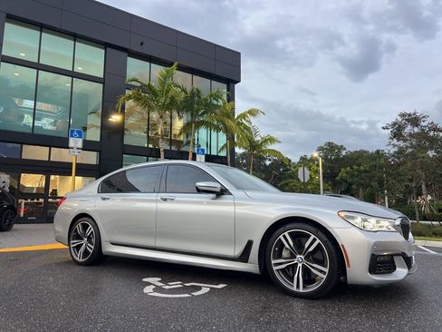 Used 2018 BMW 750i image 9