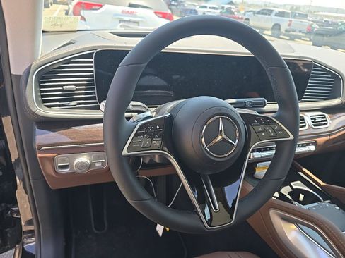 Used 2025 Mercedes-Benz GLS 450 4MATIC image 6